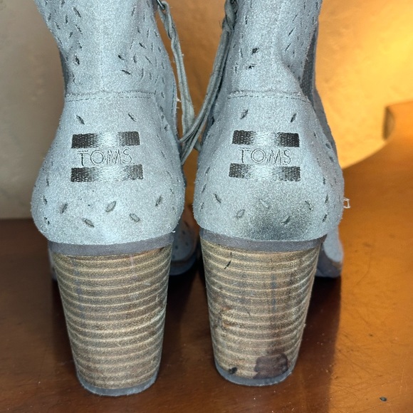 Used TOMS Majorca Peep Toe in Desert Taupe Suede/Perforated Leaf size 9 - Picture 3 of 5